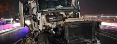 拖挂卡车撞混凝土护栏导致401高速公路东、西行快车道双向关闭