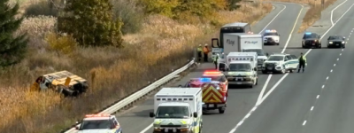 校巴在401高速公路翻车，司机身亡：车上共有42名学生