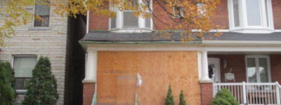 看房都不行！多伦多完全用木板封住的房子要价63万加元