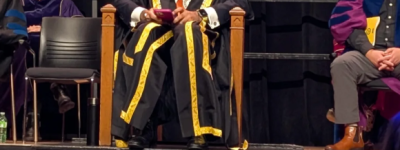 太没水准！网友爆料滑铁卢大学毕业典礼仪式上校监全程刷手机