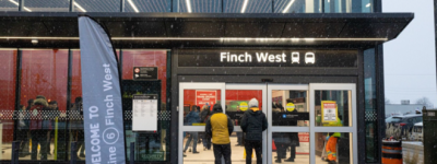 崩溃! 多伦多新轻轨速度不如跑步, 还得等红灯! 乘客: 公交更方便