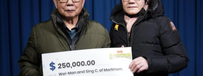 中头奖！万锦华人夫妇庆祝赢得即开型填字彩票最高奖金