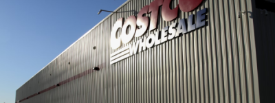 加国Costco奔驰猛撞铁柱 两人被送医院