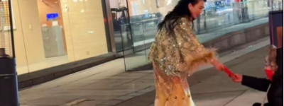 暖心一幕：多伦多华人圣诞节在市中心给流浪汉发红包