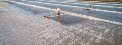 用海水晒干产生的盐能直接食用吗？