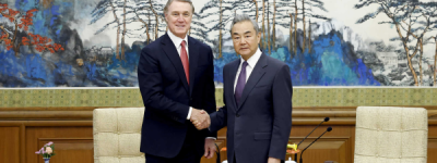 王毅會見美國新任駐華大使龐德偉