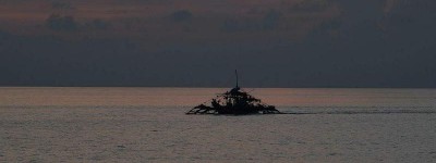 菲渔船在南中国海遭不明商船撞沉 三名渔民死亡