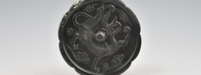 湖北新发现唐墓 出土葵口盘龙纹铜镜为难得精品