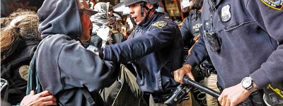 美警闖哥大暴力清場 逮捕300示威者