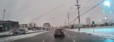 汽车在安省街头逆行！高速度冲电线杆 瞬间引燃起火！断电断通讯