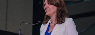 选举官员称，阿省省长要求特朗普暂停关税并不违反法律