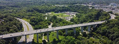 多伦多男子跳桥自杀砸死桥下男子，家属起诉市政府索赔170万