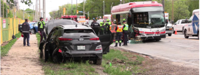 多伦多三车连环相撞场面恐怖：TTC巴士半个车头被毁，9人受伤