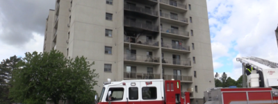 惊奇！安省公寓大火：5楼男子从阳台爬去4楼！女友没跟他一起走