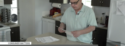 荒唐至极！加拿大老人苦战8年自证活着，小伙只因重名背上巨债！