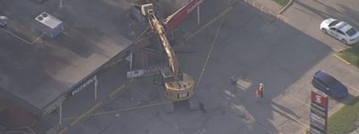 又一起！嫌疑人驾驶挖掘机把士嘉堡Scotiabank银行房顶撞烂