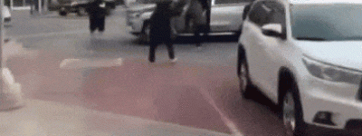 近$30万奔驰迈巴赫在Don Mills购物广场被劫! 亚裔夫妇绝望尖叫!