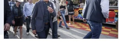 加国总理参加牛仔节 观众们吐槽他翻煎饼技术太差