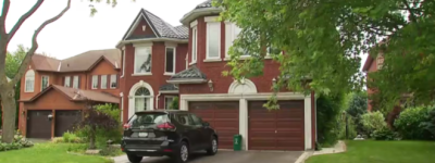 皮克林民宅大火：男子疑与妻子联手杀害丈母娘，潜逃一月后落网