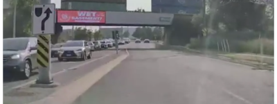 曝光! 万锦14街两台汽车差点”迎头相撞”! 网友: 这在印度很常见!