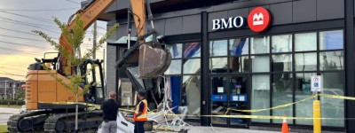 嚣张！多伦多东边BMO银行被挖掘机砸开，ATM整机消失！