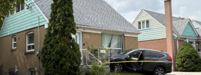 汽车撞入民宅后司机弃车逃跑：多伦多警方寻找嫌疑人