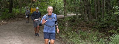 加拿大总理卡尼为妻子庆生，惊现安省越野赛26公里全程轻松