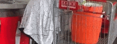 女子在Costco饮料台”无限续杯”, 一瓶接一瓶! 网友炸锅:不知羞耻!