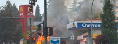 着火了！大温加油站旁边 可见火焰和浓烟