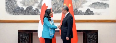 中国外长王毅在北京同加拿大外长阿南德会谈