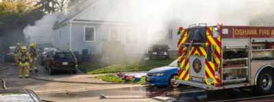 奥沙瓦拖车火灾导致一名儿童死亡，两人重伤消防员也被烧伤