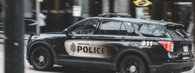 突发！汽车撞入温哥华诊所 多人受伤