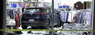 周日凌晨一辆车撞入东约克一家商铺：司机面临多项指控