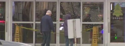 列治文SUV发疯撞进华人最爱商场！旁边满屋的华人在吃夜宵！