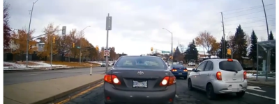 宝马女车主16街等红灯遭前车”倒车猛撞”! 网友: 这是经典手法