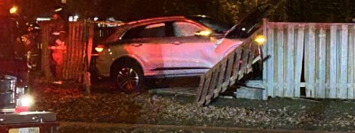 惊！士嘉堡华人区，一辆SUV突冲进住家后院！