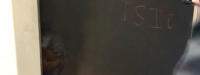 华人老夫妇公寓被人盯上！家门被喷间谍、刻符号、门前纵火！