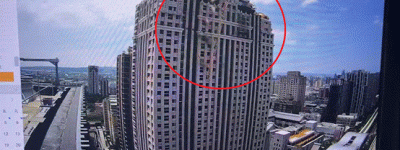 画面惊悚！塔吊吊臂突然从34楼坠下，砸向台中捷运列车