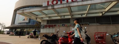 韩国乐天百货户外显示屏出现强奸女性信息