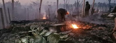 孟加拉罗兴亚难民营起火 数千人无家可归