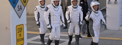 美國「龍」飛船載4名太空人返回地球