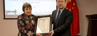 加拿大作家李莎獲頒中國駐加使館「大使獎」