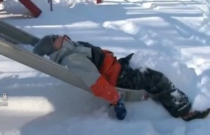因铲雪走红的9岁男孩 收到$1000惊喜大红包