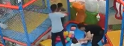 广西贵港警方通报男童在游乐园遭殴打：打人者被行拘15日