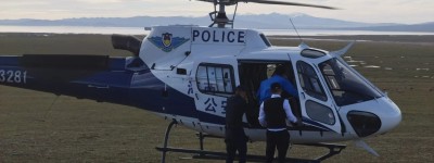 7名游客被困海拔4300米沼泽地，青海警方出动直升机施救