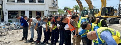 台湾地震中严重倾斜的天王星大楼拆除完毕 工程人员向罹难者鞠躬致意