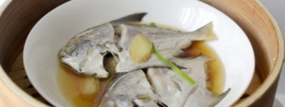 清蒸小鲳鱼，非常简单的快手菜，味道鲜美，鱼肉鲜嫩不腥营养美味