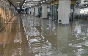 杭州地铁金沙湖站内，涌入大量积水