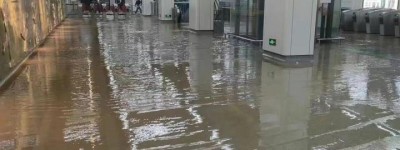 杭州地铁金沙湖站内，涌入大量积水