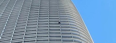 美国民间“蜘蛛侠”徒手攀爬61层大厦引围观，登顶后被逮捕